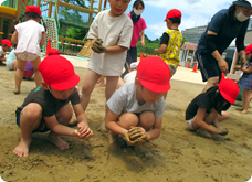 土・水・おひさま自然の中でいっぱい遊ぶ子どもの写真